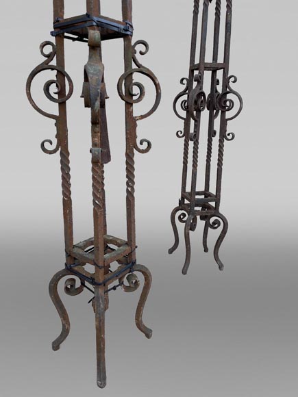 Paire de candélabres d'éclairage en fer forgé à fût ajouré, dans le goût de la Renaissance Paire de candélabres d'éclairage en fer forgé à fût ajouré, dans le goût de la Renaissance-5
