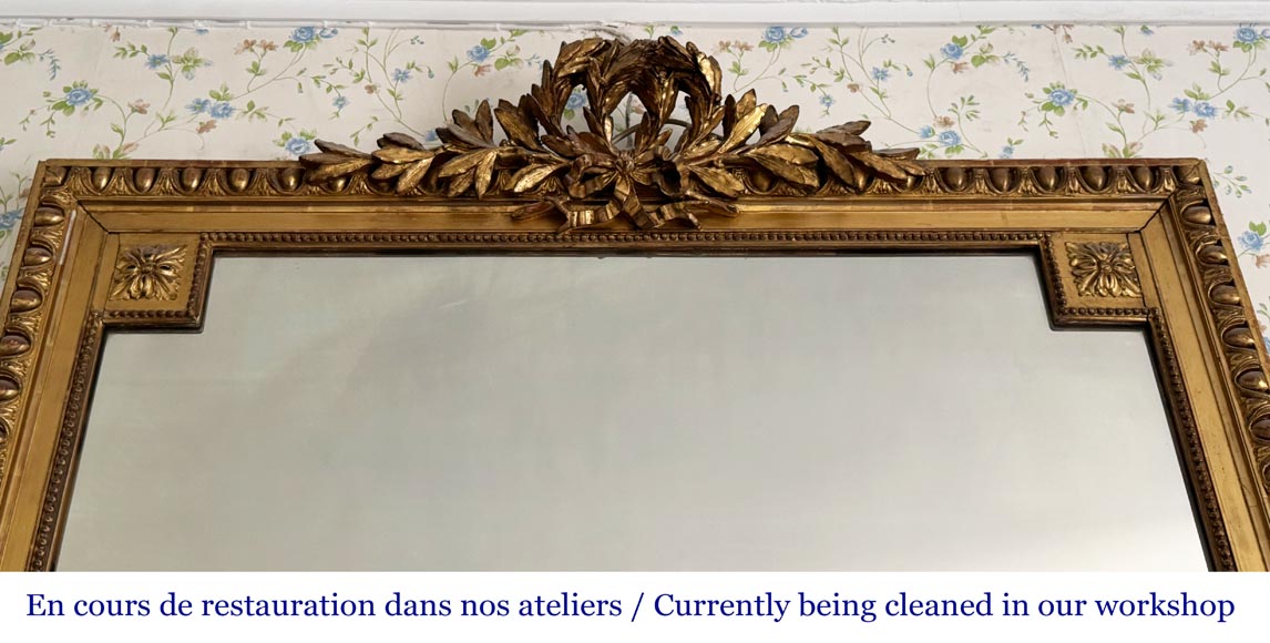 Trumeau de style Louis XVI décoré d'une double couronne de laurier-1