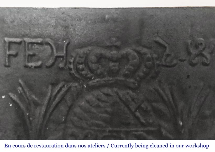 Plaque de cheminée de forme carrée, décorée Plaque de cheminée de forme carrée, décorée-1