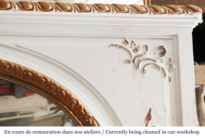 Trumeau de style Louis XV décoré d'une coquille en peinture dorée-4