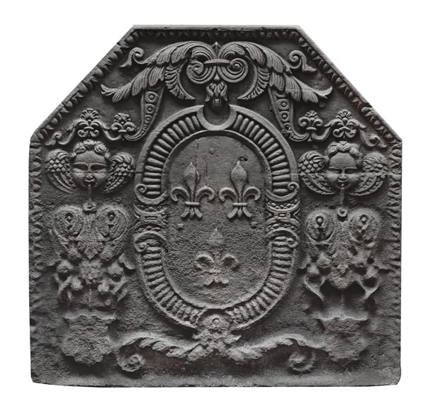 Plaque de cheminée en fonte aux Armes de France, encadrées de chérubins-0