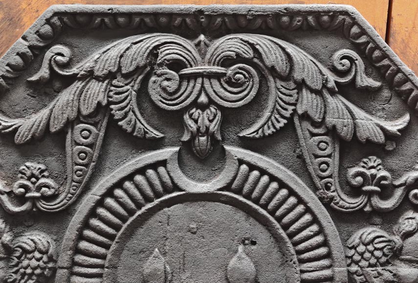 Plaque de cheminée en fonte aux Armes de France, encadrées de chérubins-1