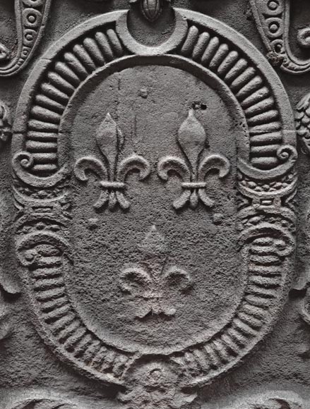 Plaque de cheminée en fonte aux Armes de France, encadrées de chérubins-2
