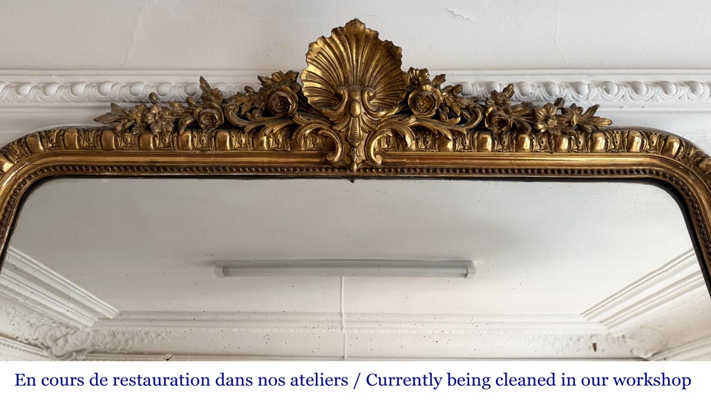 Trumeau doré de style Louis XV orné d'une coquille encadrée de fleurs-1