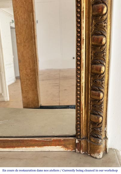 Trumeau doré de style Louis XV orné d'une coquille encadrée de fleurs-5
