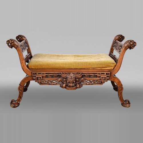 L'ESCALIER DE CRISTAL (d'après), Grande banquette Japonesque en bois sculpté, à têtes de lions et de chiens de Fô