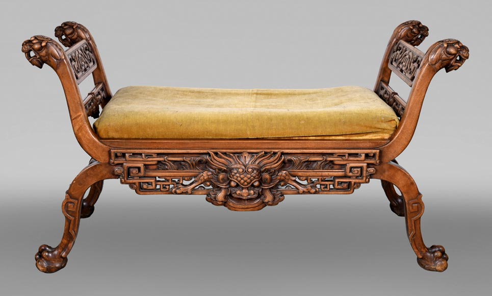 L'ESCALIER DE CRISTAL (d'après), Grande banquette Japonesque en bois sculpté, à têtes de lions et de chiens de Fô-0