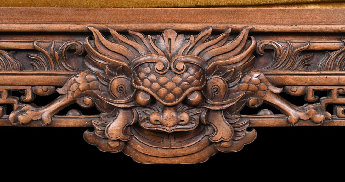 L'ESCALIER DE CRISTAL (d'après), Grande banquette Japonesque en bois sculpté, à têtes de lions et de chiens de Fô-3