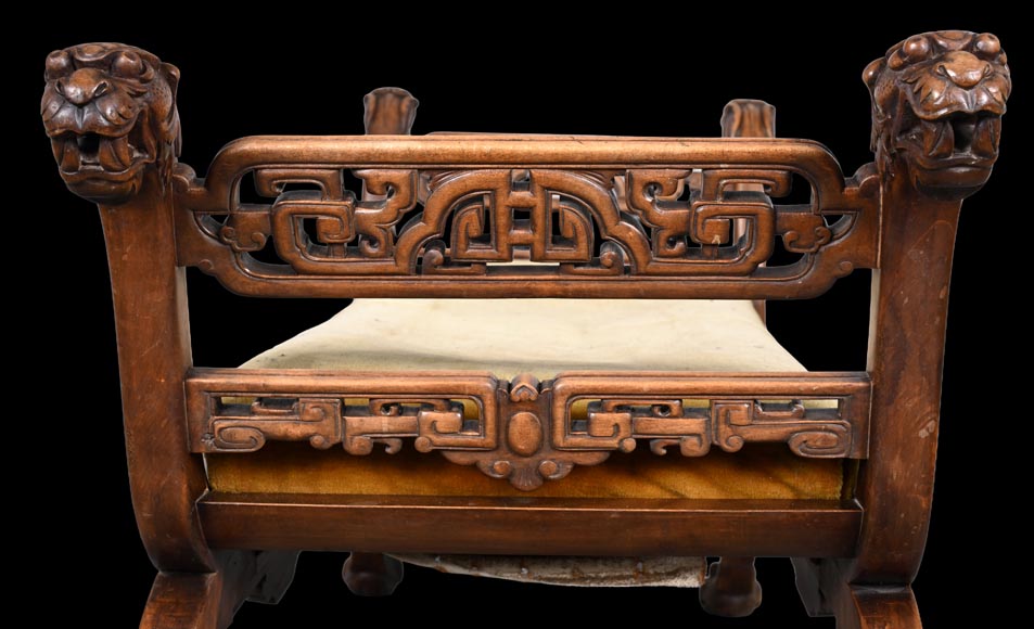 L'ESCALIER DE CRISTAL (d'après), Grande banquette Japonesque en bois sculpté, à têtes de lions et de chiens de Fô-9