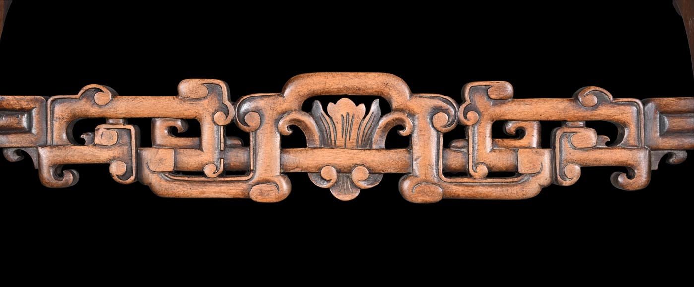 L'ESCALIER DE CRISTAL (d'après), Grande banquette Japonesque en bois sculpté, à têtes de lions et de chiens de Fô-10