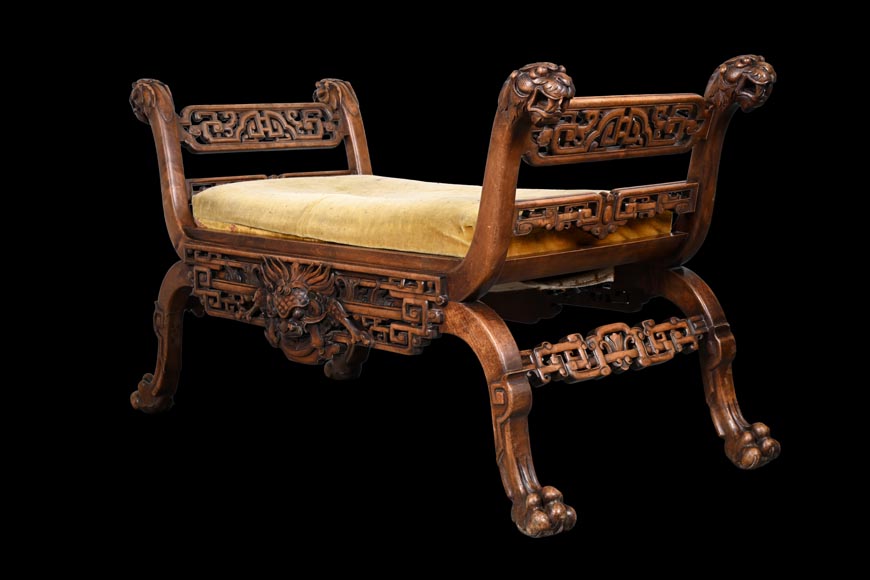 L'ESCALIER DE CRISTAL (d'après), Grande banquette Japonesque en bois sculpté, à têtes de lions et de chiens de Fô-12