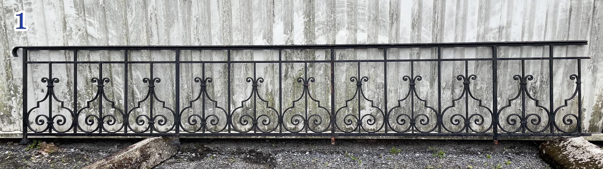 Ensemble de rambardes en fer forgé à décor de volutes et de crossettes, éléments droits et rampants Ensemble de rambardes en fer forgé à décor de volutes et de crossettes, éléments droits et rampants-1
