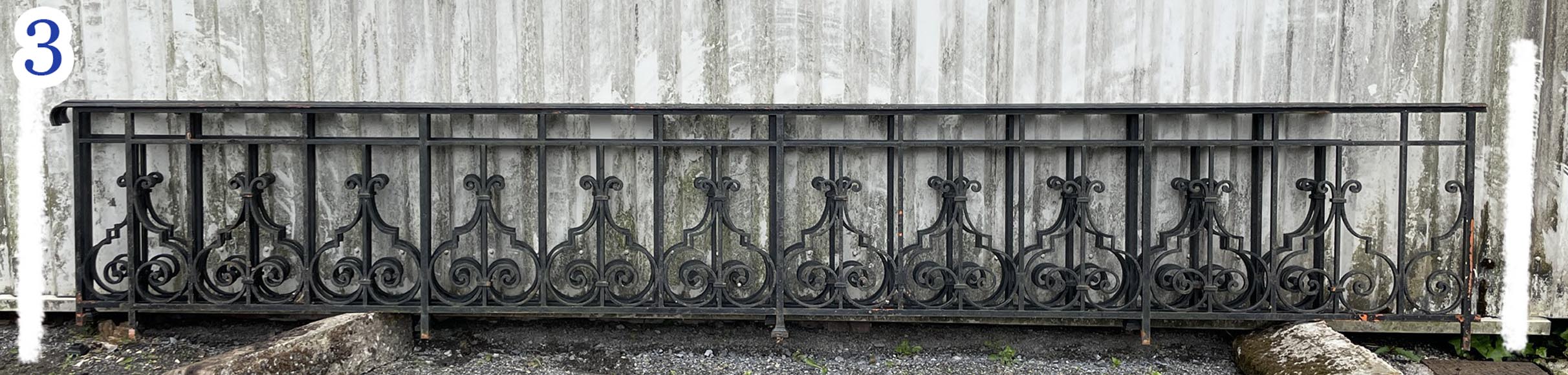 Ensemble de rambardes en fer forgé à décor de volutes et de crossettes, éléments droits et rampants Ensemble de rambardes en fer forgé à décor de volutes et de crossettes, éléments droits et rampants-3