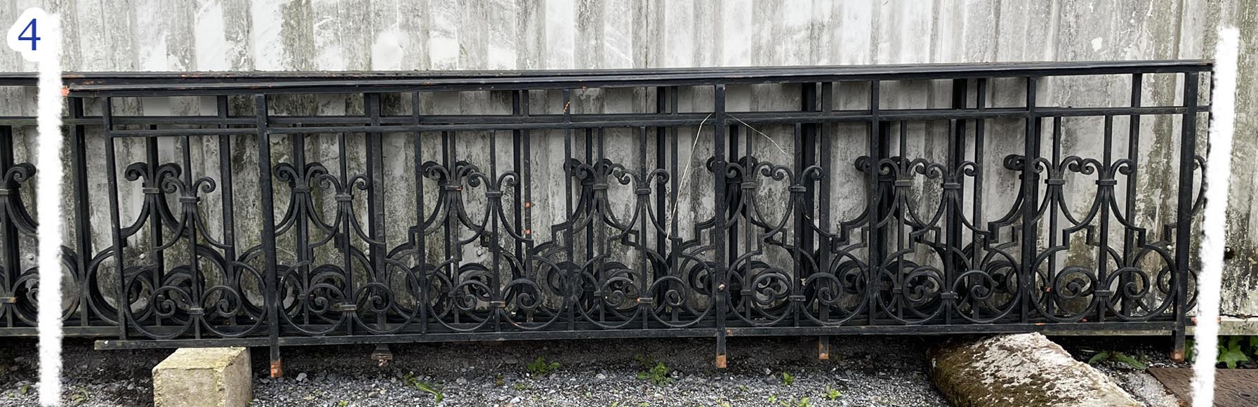 Ensemble de rambardes en fer forgé à décor de volutes et de crossettes, éléments droits et rampants Ensemble de rambardes en fer forgé à décor de volutes et de crossettes, éléments droits et rampants-4