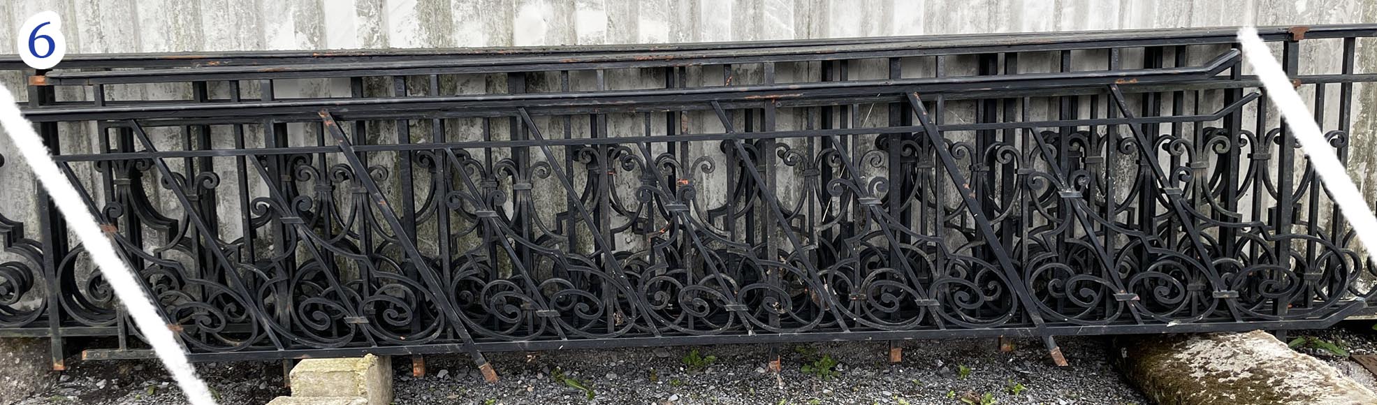 Ensemble de rambardes en fer forgé à décor de volutes et de crossettes, éléments droits et rampants Ensemble de rambardes en fer forgé à décor de volutes et de crossettes, éléments droits et rampants-6