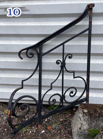 Ensemble de rambardes en fer forgé à décor de volutes et de crossettes, éléments droits et rampants Ensemble de rambardes en fer forgé à décor de volutes et de crossettes, éléments droits et rampants-10