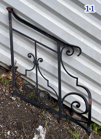 Ensemble de rambardes en fer forgé à décor de volutes et de crossettes, éléments droits et rampants Ensemble de rambardes en fer forgé à décor de volutes et de crossettes, éléments droits et rampants-11