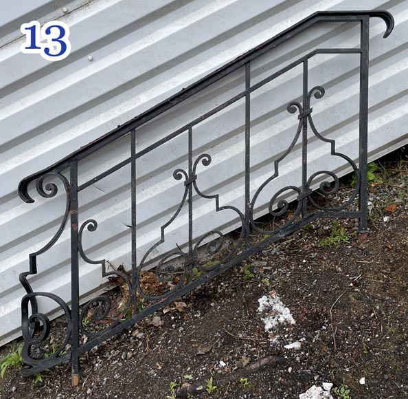Ensemble de rambardes en fer forgé à décor de volutes et de crossettes, éléments droits et rampants Ensemble de rambardes en fer forgé à décor de volutes et de crossettes, éléments droits et rampants-13