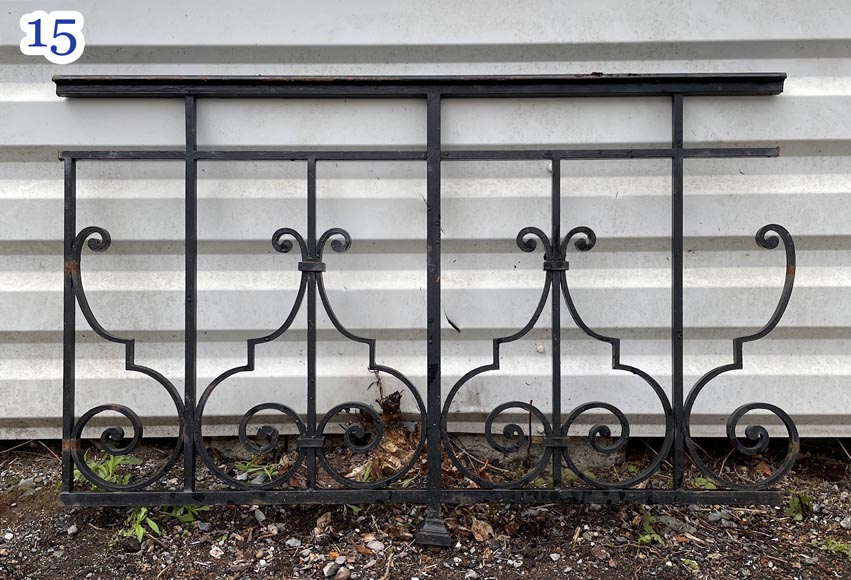 Ensemble de rambardes en fer forgé à décor de volutes et de crossettes, éléments droits et rampants Ensemble de rambardes en fer forgé à décor de volutes et de crossettes, éléments droits et rampants-15