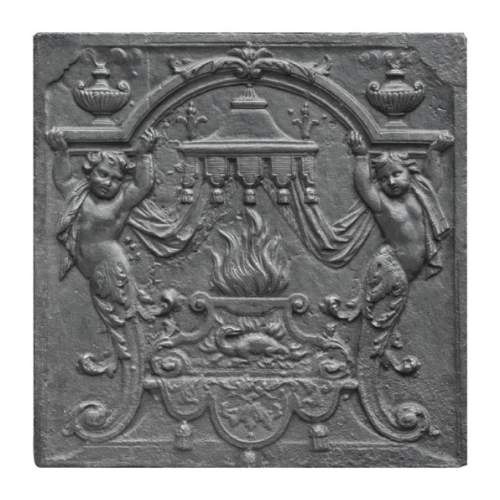 Plaque de cheminée du XVIIIe siècle à la salamandre et aux deux atlantes supportant un entablement aux vases à feu