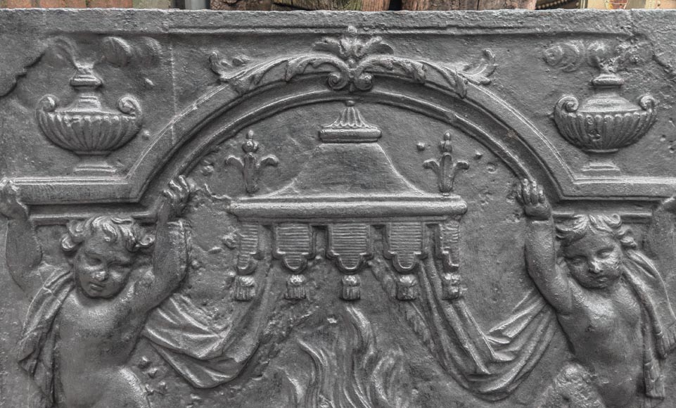 Plaque de cheminée du XVIIIe siècle à la salamandre et aux deux atlantes supportant un entablement aux vases à feu Plaque de cheminée du XVIIIe siècle à la salamandre et aux deux atlantes supportant un entablement aux vases à feu-1