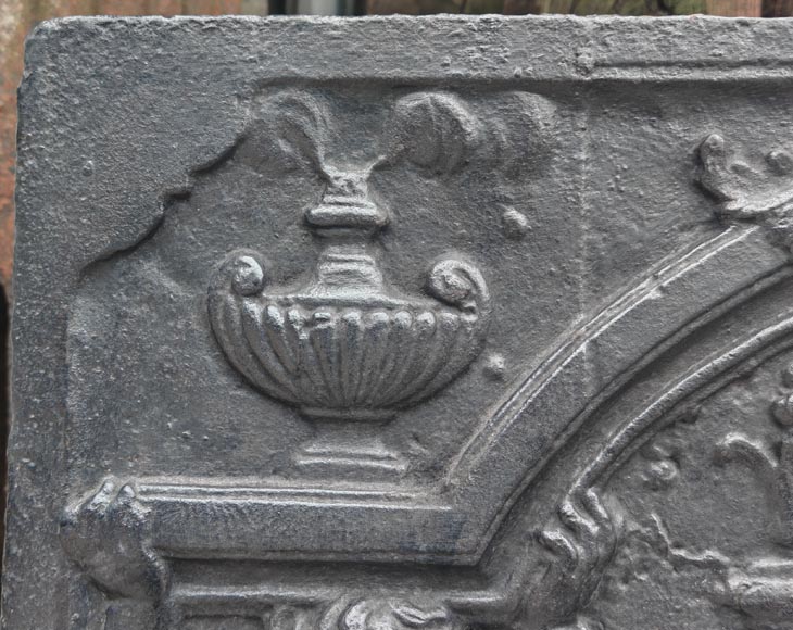 Plaque de cheminée du XVIIIe siècle à la salamandre et aux deux atlantes supportant un entablement aux vases à feu Plaque de cheminée du XVIIIe siècle à la salamandre et aux deux atlantes supportant un entablement aux vases à feu-2