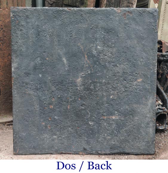Plaque de cheminée du XVIIIe siècle à la salamandre et aux deux atlantes supportant un entablement aux vases à feu Plaque de cheminée du XVIIIe siècle à la salamandre et aux deux atlantes supportant un entablement aux vases à feu-7