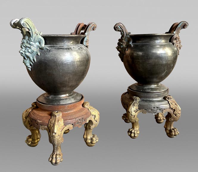 Paire de vases de style Japonesque en fonte sur socles à pieds griffes Paire de vases de style Japonesque en fonte sur socles à pieds griffes-0
