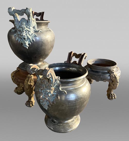 Paire de vases de style Japonesque en fonte sur socles à pieds griffes Paire de vases de style Japonesque en fonte sur socles à pieds griffes-2
