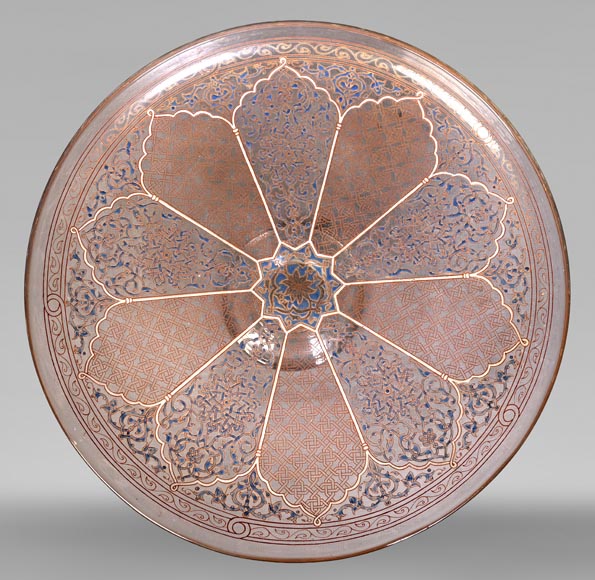BROCARD Philippe-Joseph (dans le goût de) — Assiette en verre soufflé émaillé et doré à décor perso-islamique BROCARD Philippe-Joseph (dans le goût de) — Assiette en verre soufflé émaillé et doré à décor perso-islamique-0