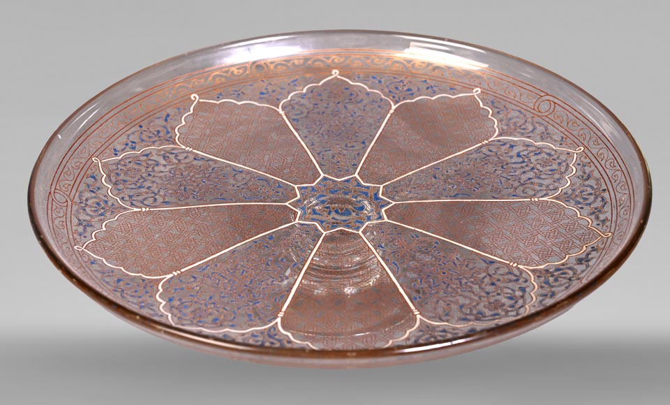 BROCARD Philippe-Joseph (dans le goût de) — Assiette en verre soufflé émaillé et doré à décor perso-islamique BROCARD Philippe-Joseph (dans le goût de) — Assiette en verre soufflé émaillé et doré à décor perso-islamique-1
