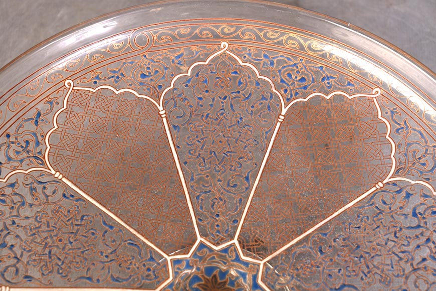 BROCARD Philippe-Joseph (dans le goût de) — Assiette en verre soufflé émaillé et doré à décor perso-islamique BROCARD Philippe-Joseph (dans le goût de) — Assiette en verre soufflé émaillé et doré à décor perso-islamique-3