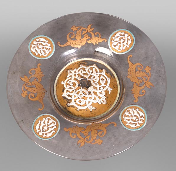 GIBOIN Nicolas-Jean Alphonse — Assiette en verre soufflé émaillé et doré à décor hispano-mauresque GIBOIN Nicolas-Jean Alphonse — Assiette en verre soufflé émaillé et doré à décor hispano-mauresque-1