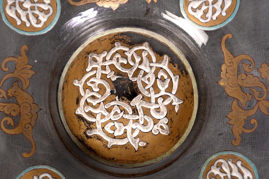 GIBOIN Nicolas-Jean Alphonse — Assiette en verre soufflé émaillé et doré à décor hispano-mauresque GIBOIN Nicolas-Jean Alphonse — Assiette en verre soufflé émaillé et doré à décor hispano-mauresque-2