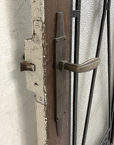 Porte intérieure Art Déco en bois et ferronnerie, à décor géométrique et vitrage granité Porte intérieure Art Déco en bois et ferronnerie, à décor géométrique et vitrage granité-6