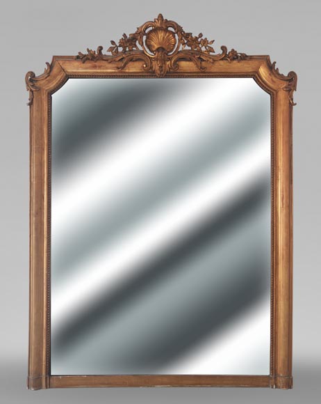 Trumeau doré de style Louis XV surmonté d'une coquille-0