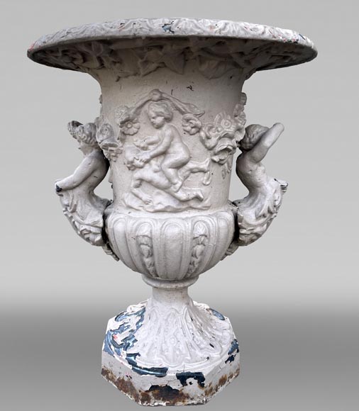 Vase de jardin en fonte à frise d'Amours et anses formées d'angelots ailés Vase de jardin en fonte à frise d'Amours et anses formées d'angelots ailés-0