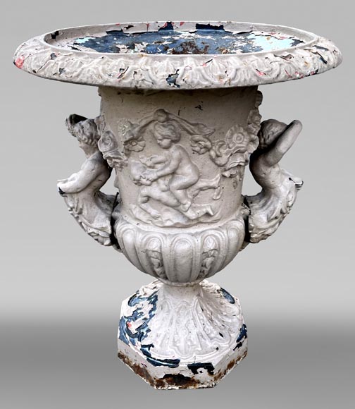 Vase de jardin en fonte à frise d'Amours et anses formées d'angelots ailés Vase de jardin en fonte à frise d'Amours et anses formées d'angelots ailés-1