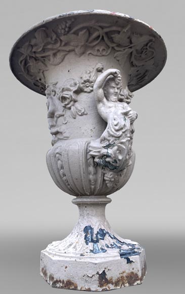 Vase de jardin en fonte à frise d'Amours et anses formées d'angelots ailés Vase de jardin en fonte à frise d'Amours et anses formées d'angelots ailés-3
