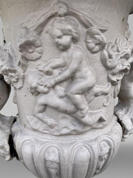 Vase de jardin en fonte à frise d'Amours et anses formées d'angelots ailés Vase de jardin en fonte à frise d'Amours et anses formées d'angelots ailés-4