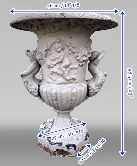 Vase de jardin en fonte à frise d'Amours et anses formées d'angelots ailés Vase de jardin en fonte à frise d'Amours et anses formées d'angelots ailés-7