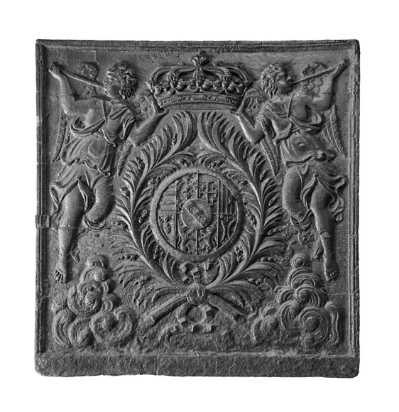 Plaque de cheminée du XVIII ème siècle aux armoiries encadrées d'anges musiciens-0