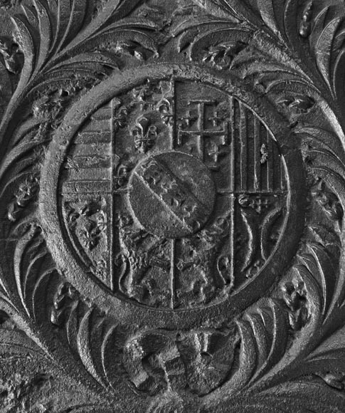 Plaque de cheminée du XVIII ème siècle aux armoiries encadrées d'anges musiciens-1