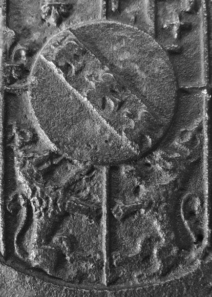 Plaque de cheminée du XVIII ème siècle aux armoiries encadrées d'anges musiciens-2
