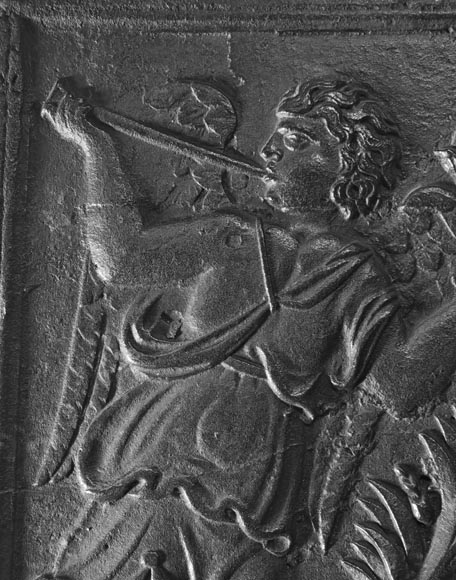 Plaque de cheminée du XVIII ème siècle aux armoiries encadrées d'anges musiciens-3