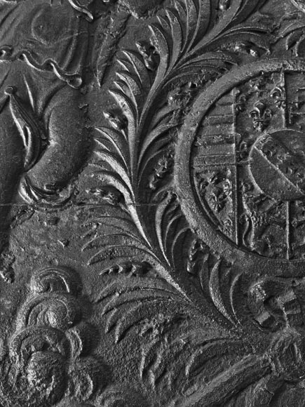 Plaque de cheminée du XVIII ème siècle aux armoiries encadrées d'anges musiciens-4