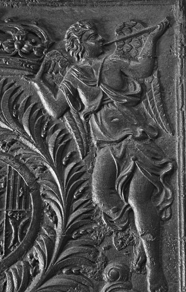 Plaque de cheminée du XVIII ème siècle aux armoiries encadrées d'anges musiciens-5