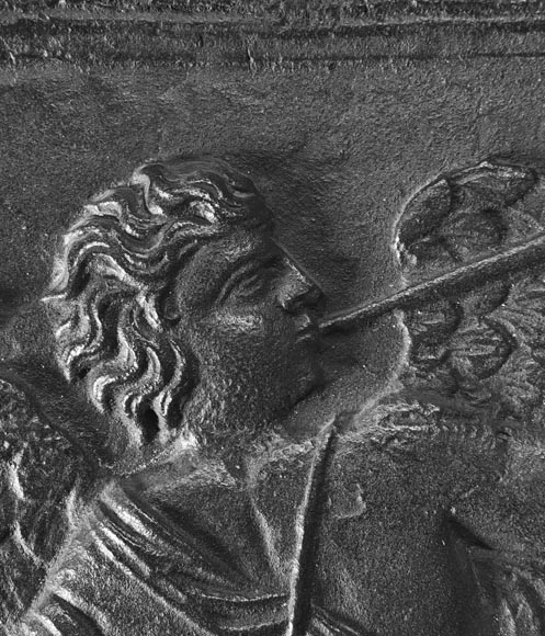 Plaque de cheminée du XVIII ème siècle aux armoiries encadrées d'anges musiciens-6