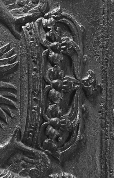 Plaque de cheminée du XVIII ème siècle aux armoiries encadrées d'anges musiciens-7