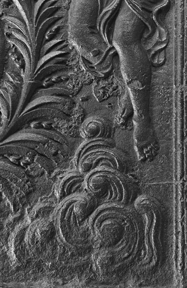 Plaque de cheminée du XVIII ème siècle aux armoiries encadrées d'anges musiciens-8